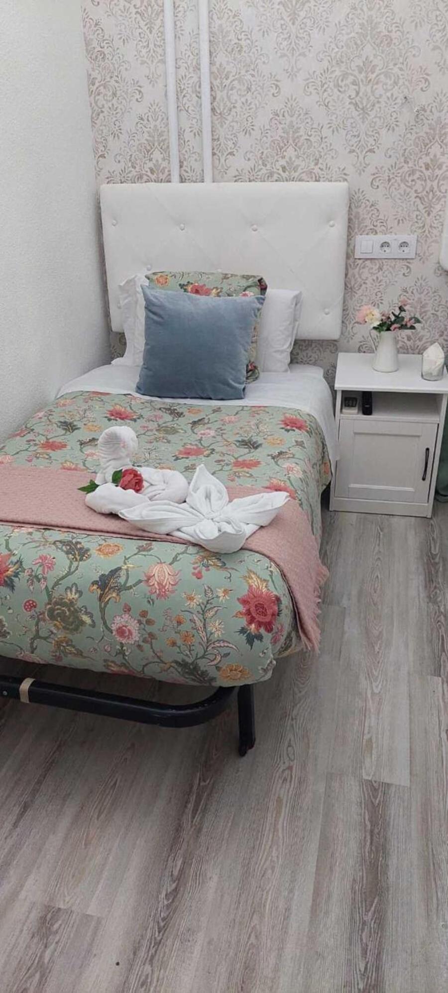 Hostal Milan Madrid Bagian luar foto