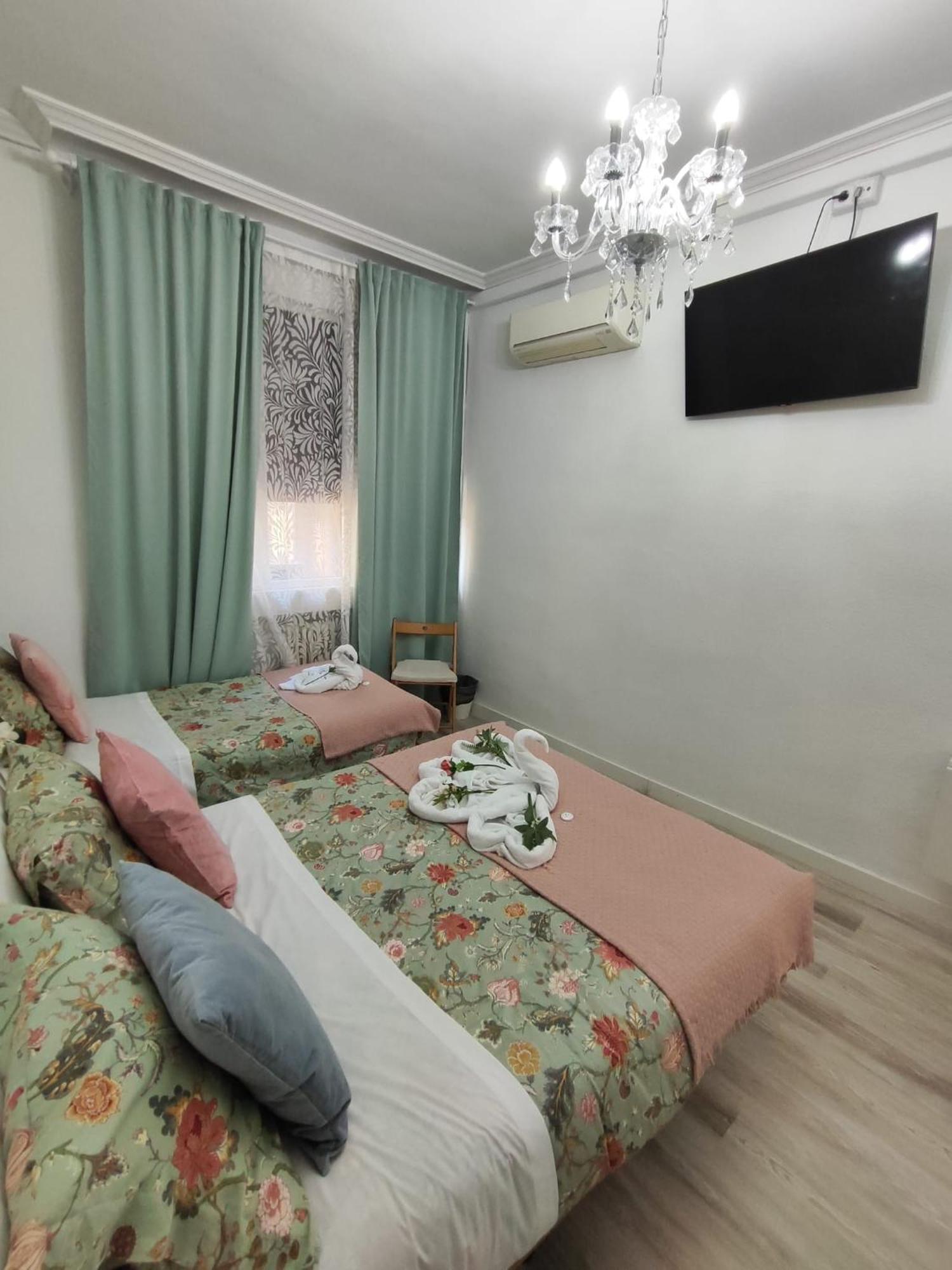 Hostal Milan Madrid Bagian luar foto